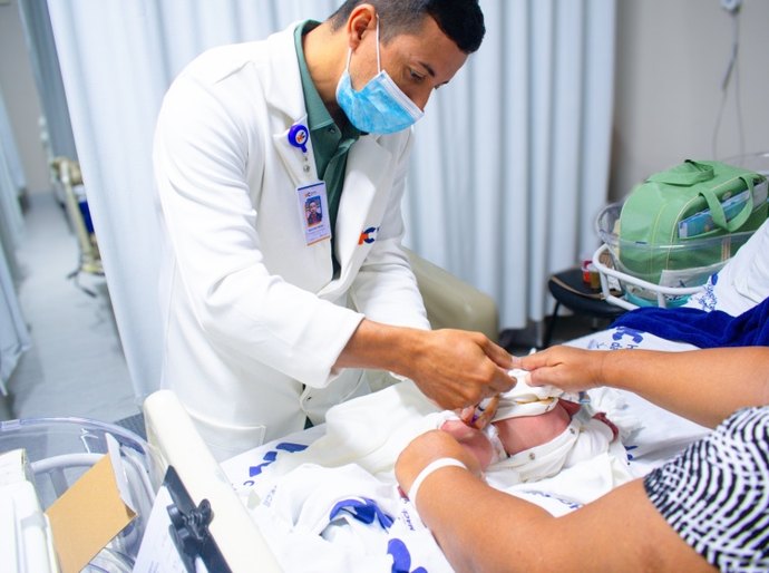 Hospital da Cidade se torna referência em imunização ao proteger bebês nas primeiras horas de vida
