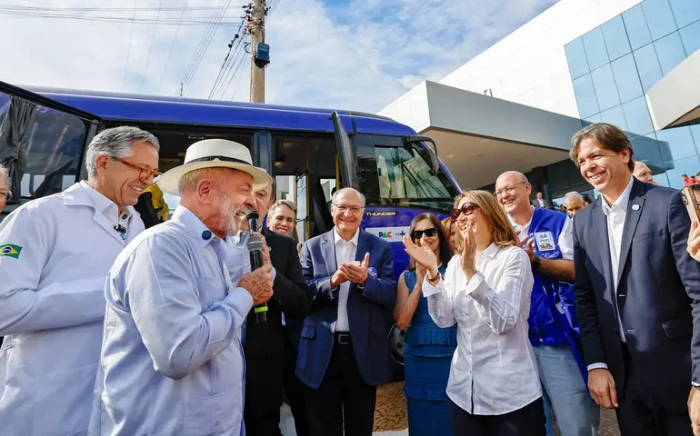 'Aqui não tem dinheiro do Vorcaro', diz Lula em visita a hospital