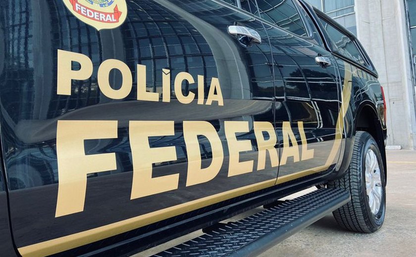 PF faz busca e apreensão de celulares na casa de Bolsonaro