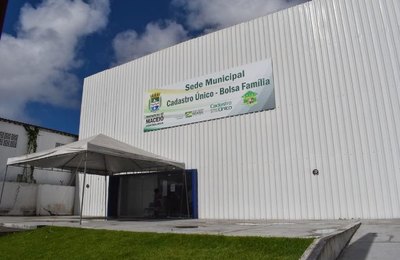 Prefeito Rui Palmeira visita nova sede do Cadastro Único