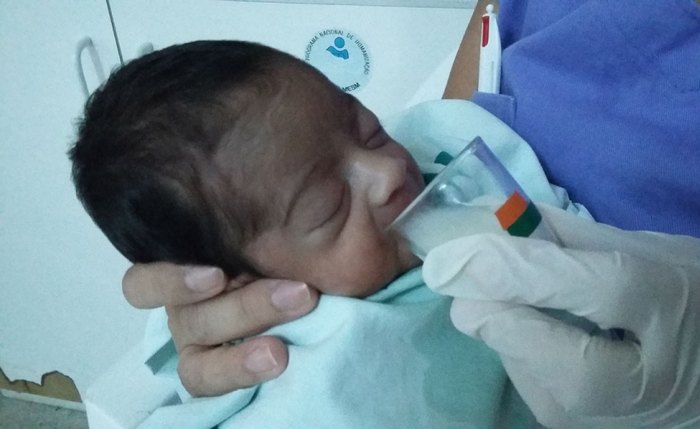 Bebê sendo alimentado com leite doado