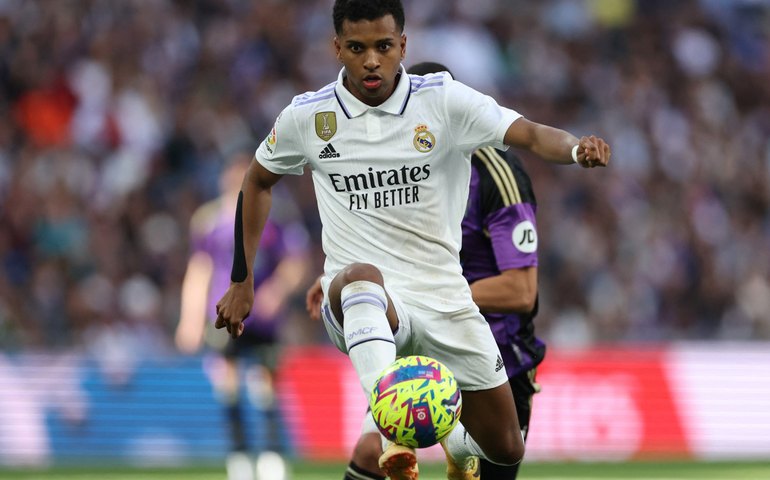 Rodrygo marca, Benzema faz hat-trick, e Real Madrid goleia Valladolid no Espanhol