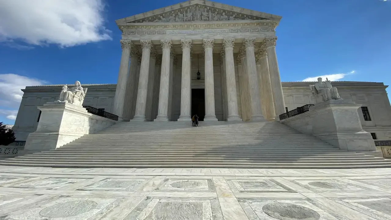 Suprema Corte dos EUA decide a favor do governo Trump sobre restrições ao voto por correio