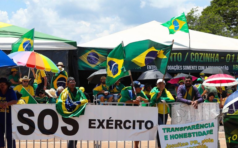 Raio atinge pessoas onde apoiadores de Bolsonaro nos arredores se aglomeram no DF