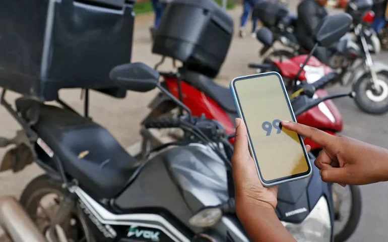 Além da 99, Uber lança mototáxi em SP; prefeito diz que fará queixa-crime