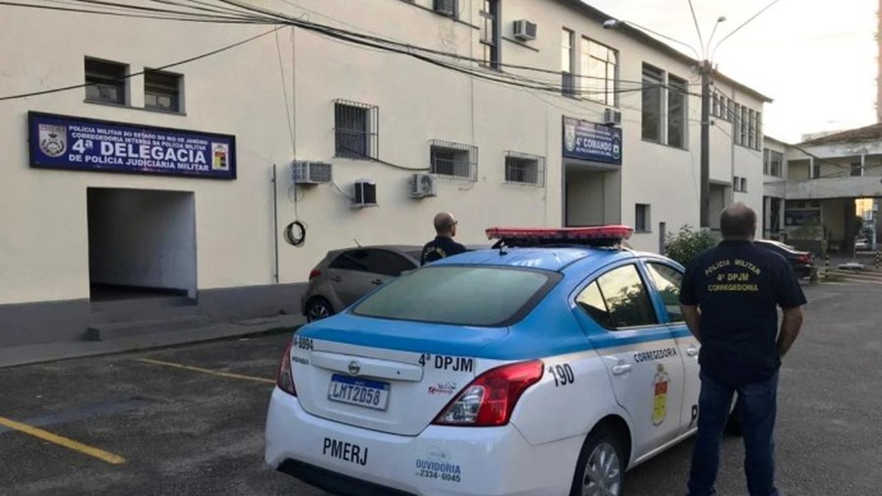Três PMs são presos por estupro de jovem de 18 anos dentro de uma viatura em Saquarema