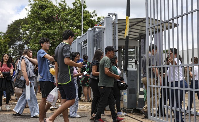 Candidatos chegam ao local de provas para o segundo dia do ENEM 2024