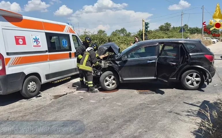 Colisão entre ônibus escolar e carro deixa mais de 10 feridos no sul da Itália