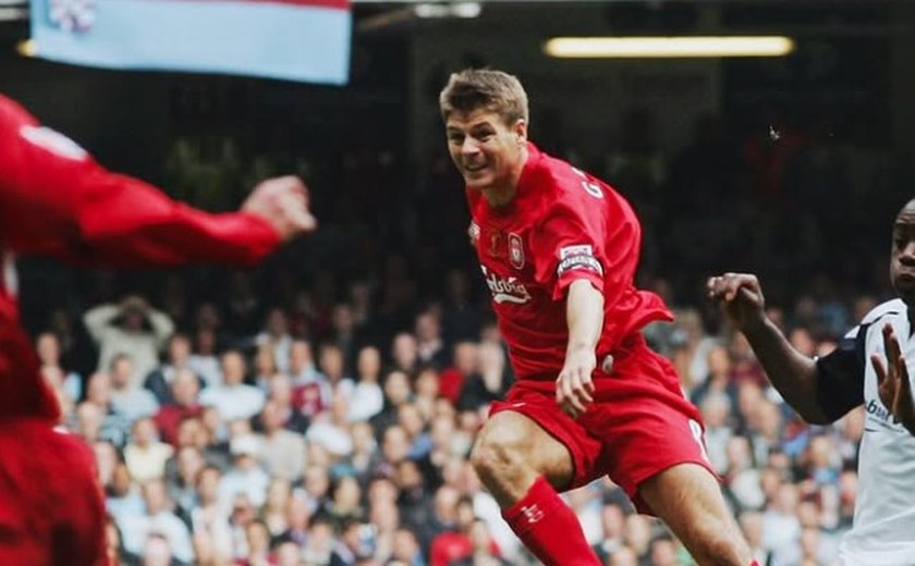 Liverpool age rápido e anuncia chegada do ofensivo ala Frimpong para a vaga de Alexander-Arnold