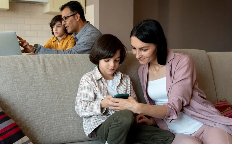 Diálogo entre pais e filhos é essencial para orientar o uso das redes sociais