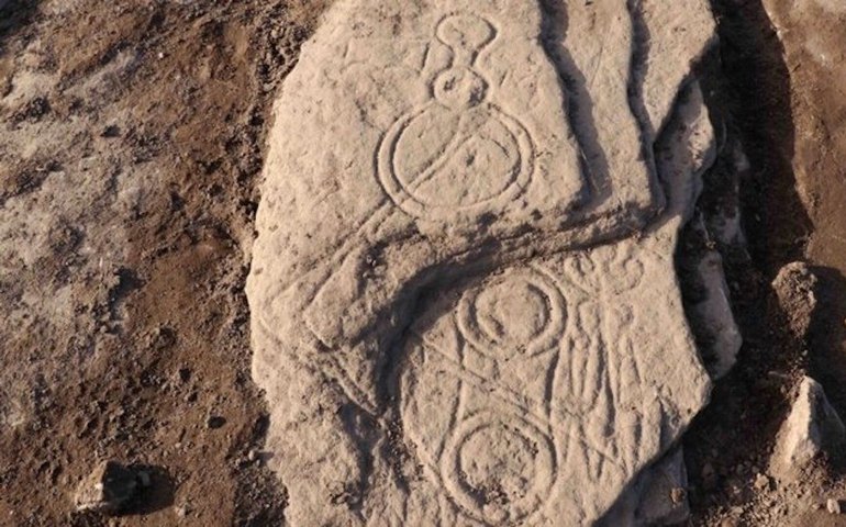 Pessoas do Neolítico sacrificavam 'pedras do Sol' após erupção vulcânica há 4.900 anos, diz estudo