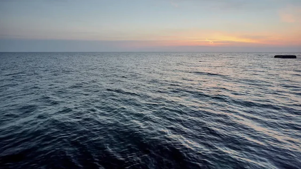 Entre a beleza e o perigo: um tornado impressionante é capturado em vídeo sobre o mar Negro