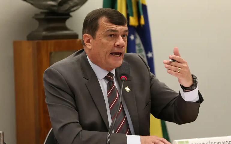 Ex-ministro da defesa diz que saiu 'preocupadíssimo' de reunião com Bolsonaro sobre GLO