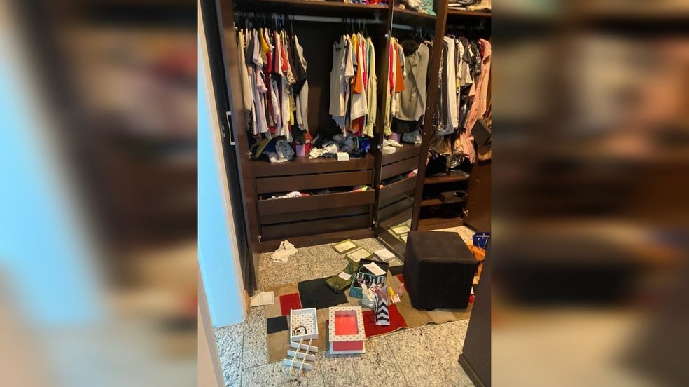 Criminosos furtam casa em condomínio de luxo; morador ajudou