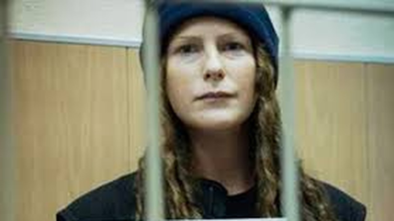 Ativista brasileira do Greenpeace é libertada na Rússia