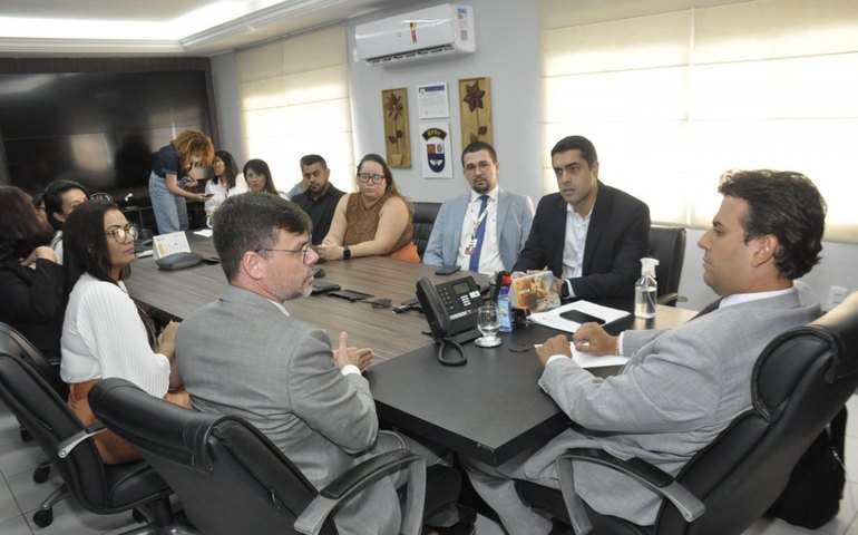 Diogo Teixeira, integrantes da OAB e associações discutem parceria que vai beneficiar sistema prisional