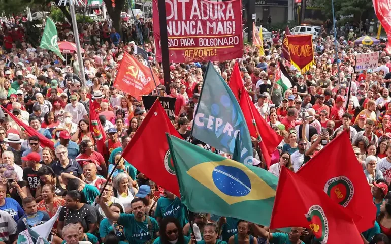 A favor ou contra Bolsonaro? Qual ato mobilizou mais pessoas?