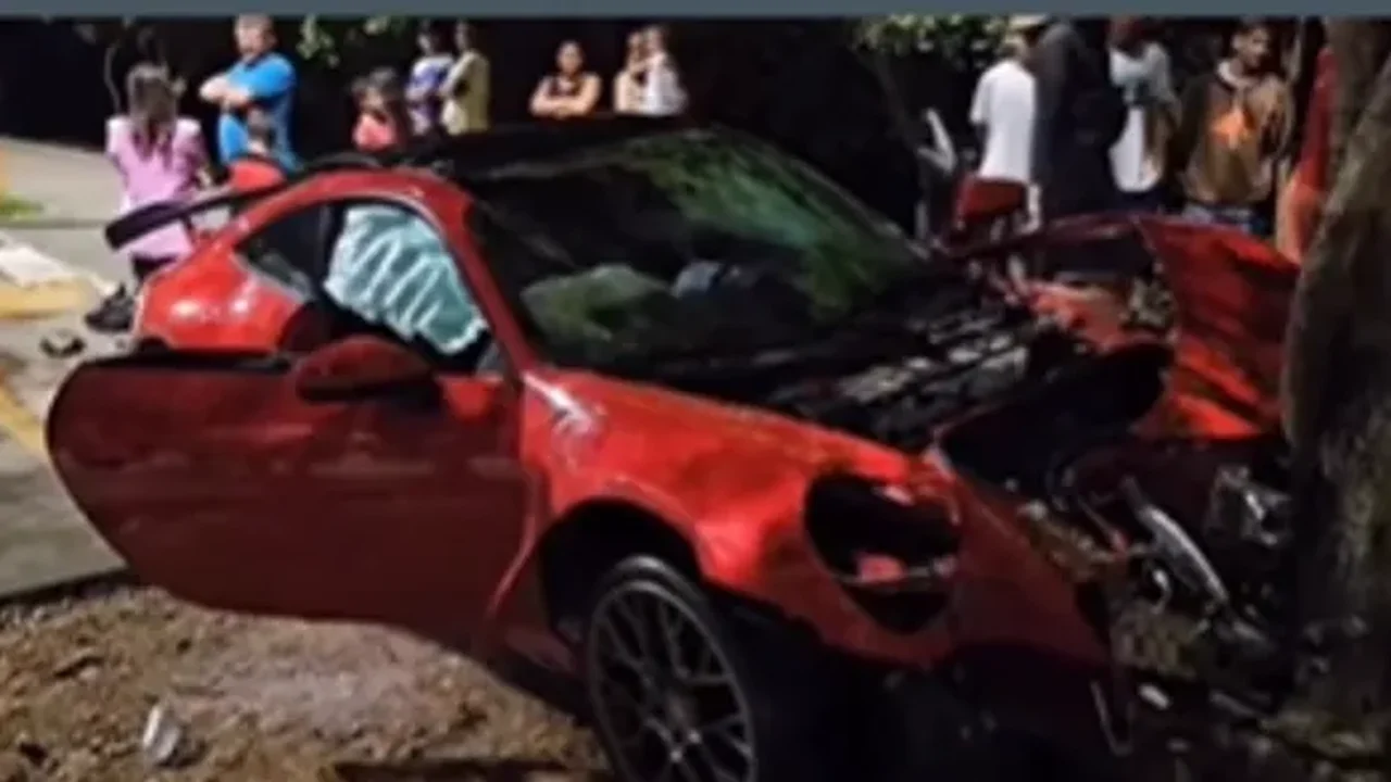 Porsche desgovernado bate em árvore e causa alvoroço em Arapiraca