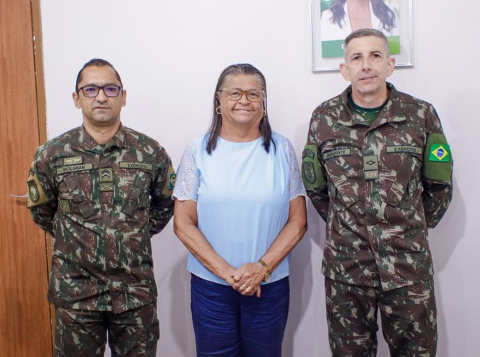 Prefeita Tia Júlia se reúne com representantes do Tiro de Guerra e reafirma apoio à instituição