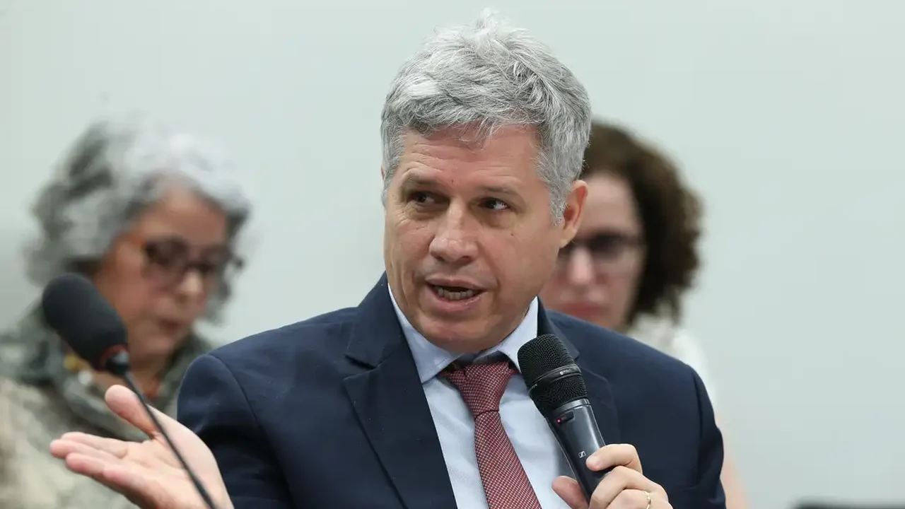 Apesar de anunciar que não assinaria, Milei assinou pacto contra fome, diz Teixeira