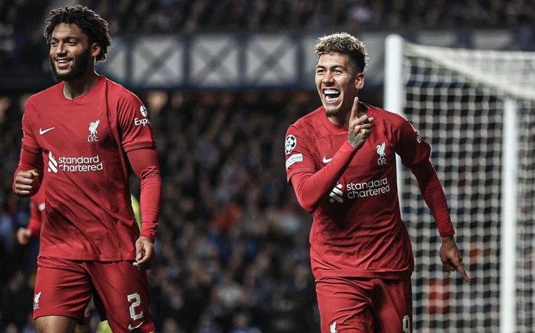 Firmino faz dois em goleada do Liverpool; Lewandowski brilha em empate do Barça