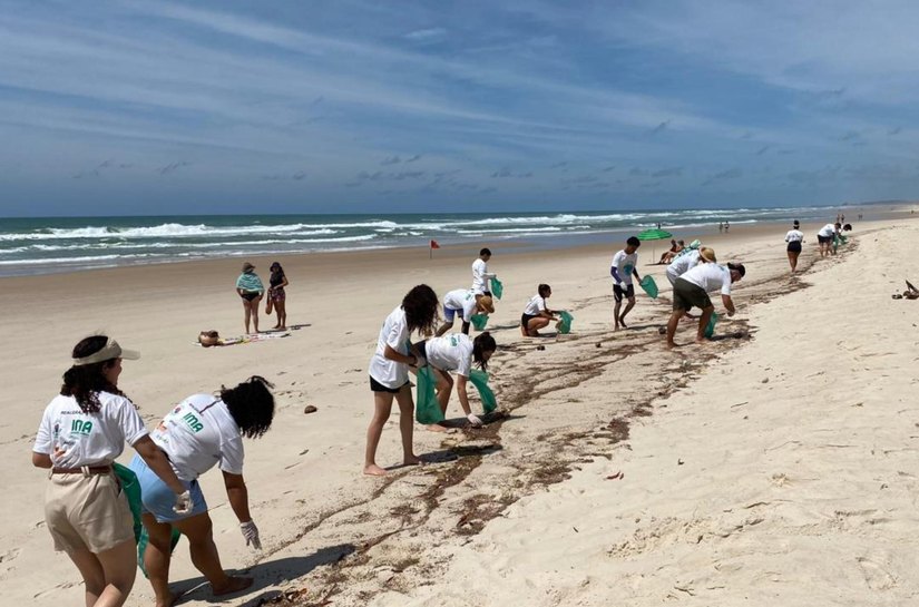 No Dia Mundial de Limpeza das Praias e Rios, IMA reúne 200 voluntários em mutirão na Praia do Francês
