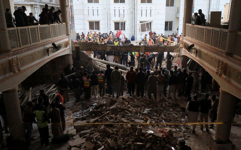 Paquistão: homem-bomba explode mesquita em quartel da polícia e deixa 34 mortos