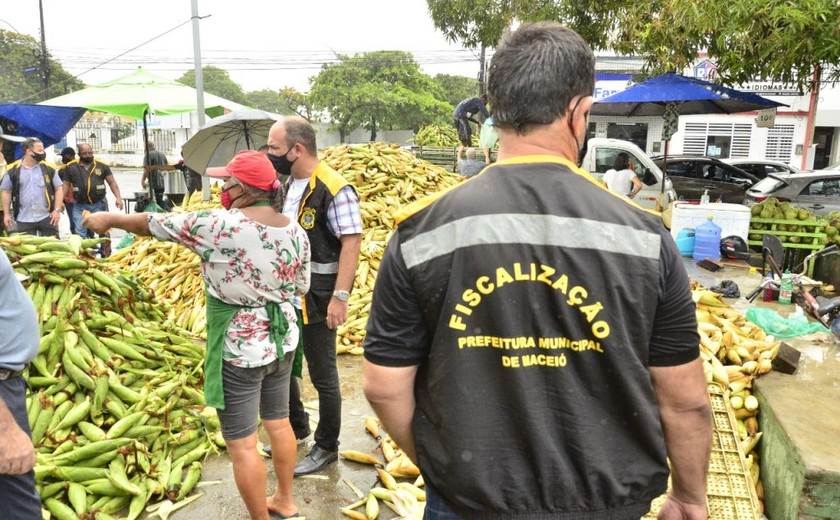 Ambulantes são orientados a cumprir ordenamento para venda de milho na Praça da Faculdade