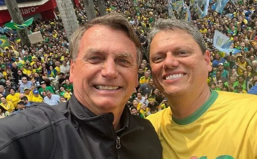 Tarcísio chega a condomínio para visitar Bolsonaro, em prisão domiciliar