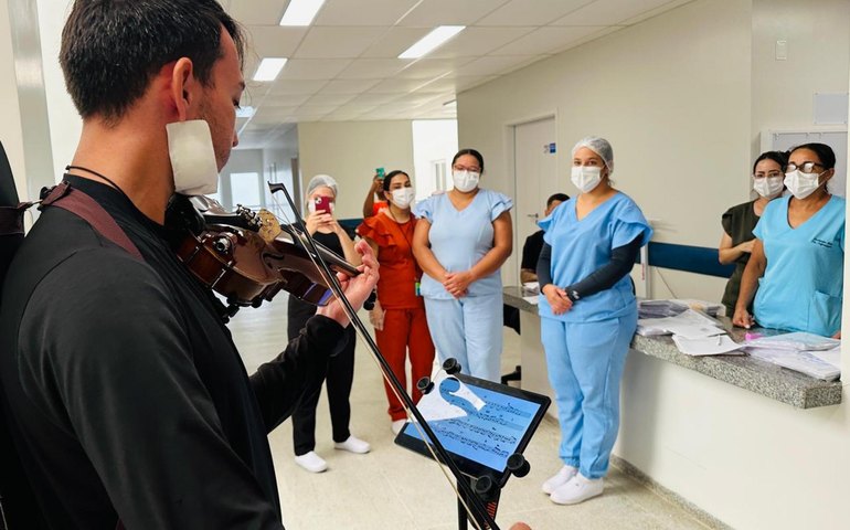 Jovem celebra recuperação levando música e esperança aos pacientes do HRPI