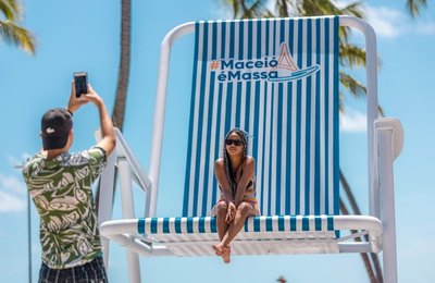 Cadeira de praia gigante conquista público e alcança 10 milhões de views em três dias