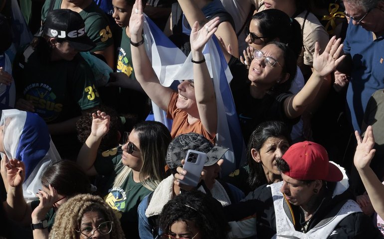 Marcha para Jesus mantém tom político com milhares de pessoas em SP