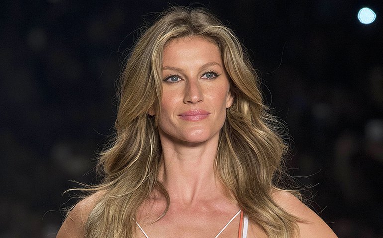 Gisele Bündchen passa férias com família em Paris
