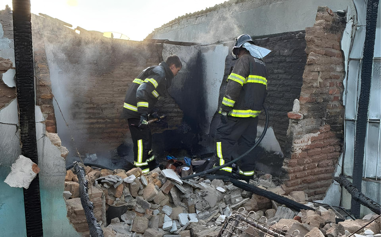 Corpo de Bombeiros combate incêndio em residência em Palmeira dos Índios