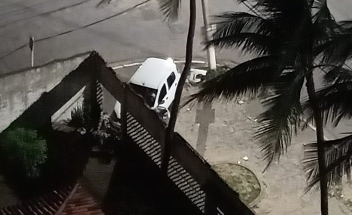 Muro foi derrubado durante a madrugada por um motorista não identificado