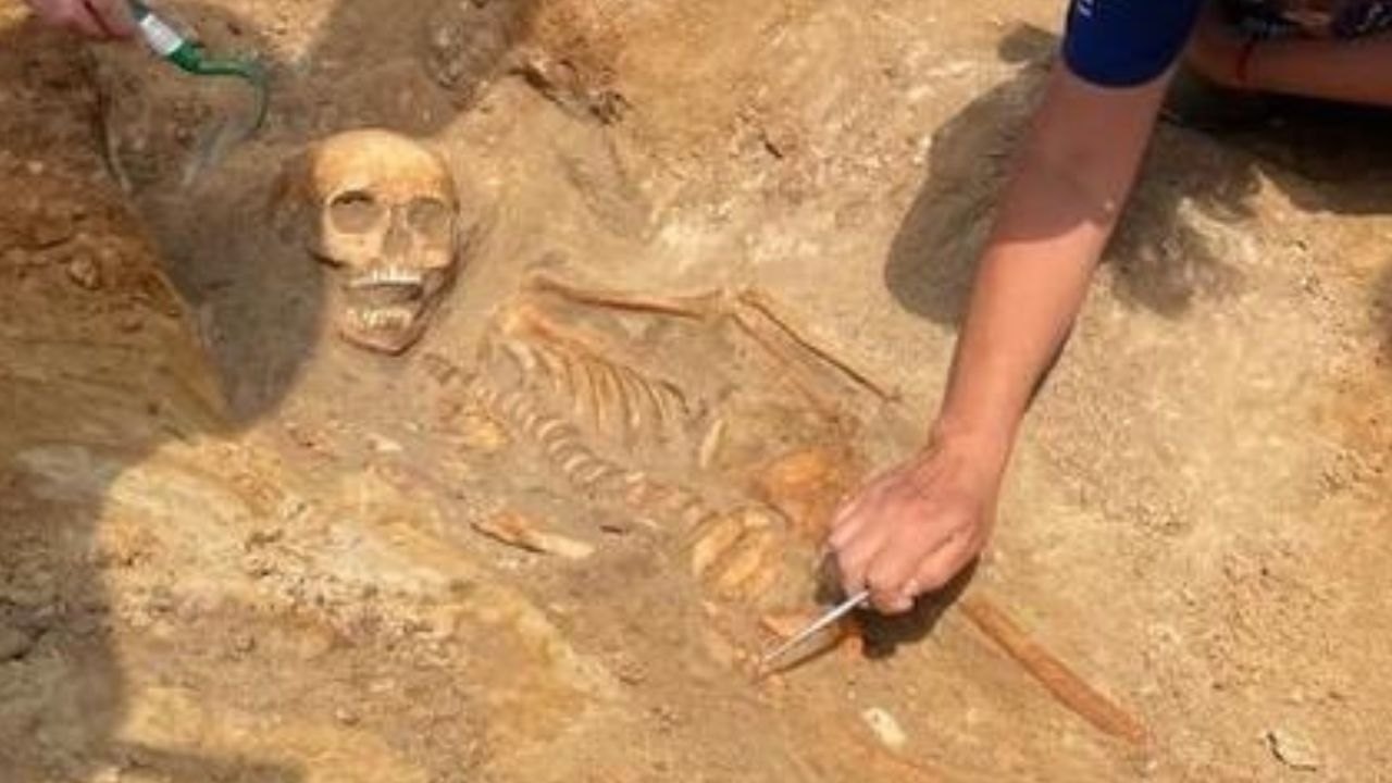 Criança vampira? Arqueólogos encontram restos mortais de suposta 'renascida', lenda que amedrontava Europa do século XVII
