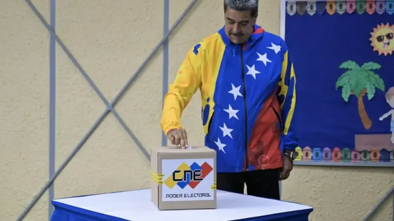 Eleição na Venezuela: Urnas fecham com uma hora de atraso