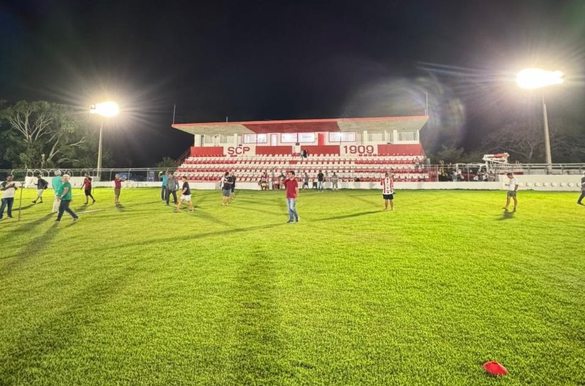 Prefeitura de Penedo conclui instalação de refletores e testa iluminação do Estádio Dr. Alfredo