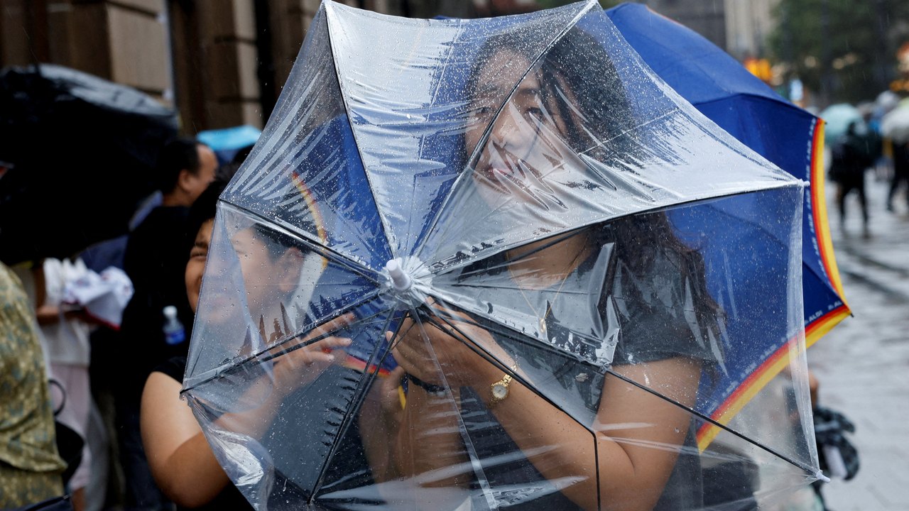 Chuva forte atinge Pequim durante passagem do tufão Dolphin