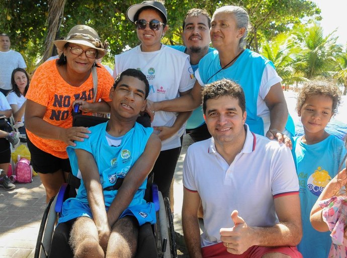 Prefeito Rui Palmeira acompanha atividades do projeto Praia Acessível