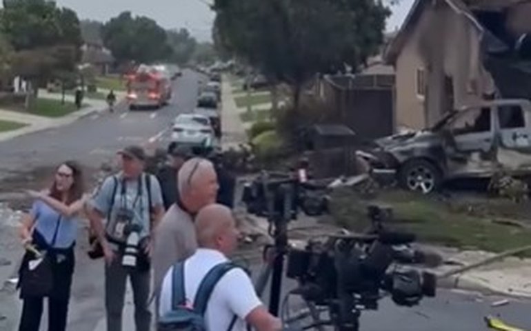 Avião cai em área residencial no estado norte-americano da Califórnia
