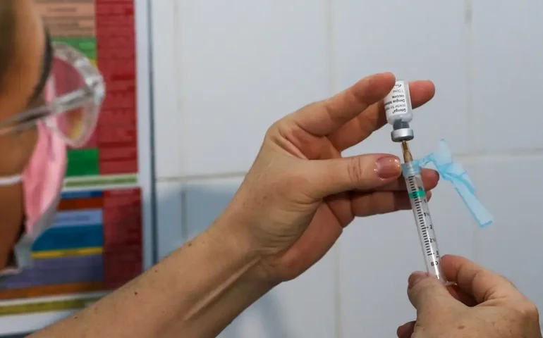 Vacina da dengue: menos da metade das doses distribuídas em 7 meses foi aplicada