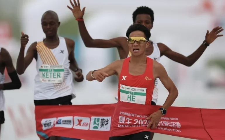 Vídeo viraliza, e organizadores apuram se adversários 'deixaram chinês ganhar' Meia Maratona de Pequim