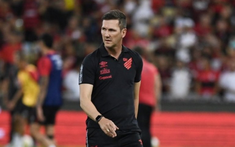 Santos contrata Paulo Turra, ex-Athletico-PR, para substituir Odair Hellmann