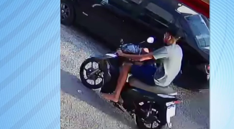 Acusado de cometer o crime foi flagrado por câmeras de segurança pilotando a motocicleta. / Foto: Imagem: Reprodução/TV Atalaia