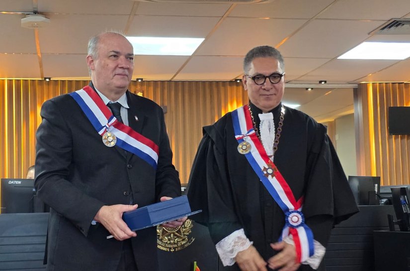Reitor da Ufal, Josealdo Tonholo recebe Grã-Cruz da Ordem do Mérito do TRT-19