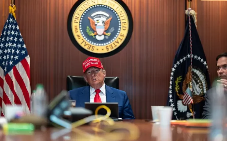 Trump anuncia reunião para 'tomar decisão final' sobre Irã
