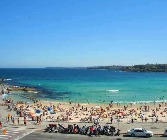 Tiroteio deixa pelo menos 10 mortos em praia popular na Austrália