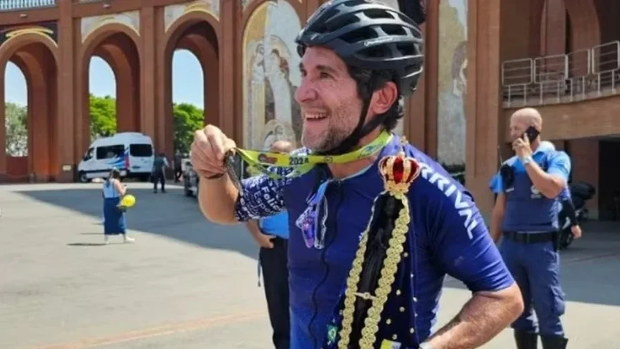 Cantor Daniel faz peregrinação de 300 km a Aparecida de bicicleta e atende fãs durante percurso