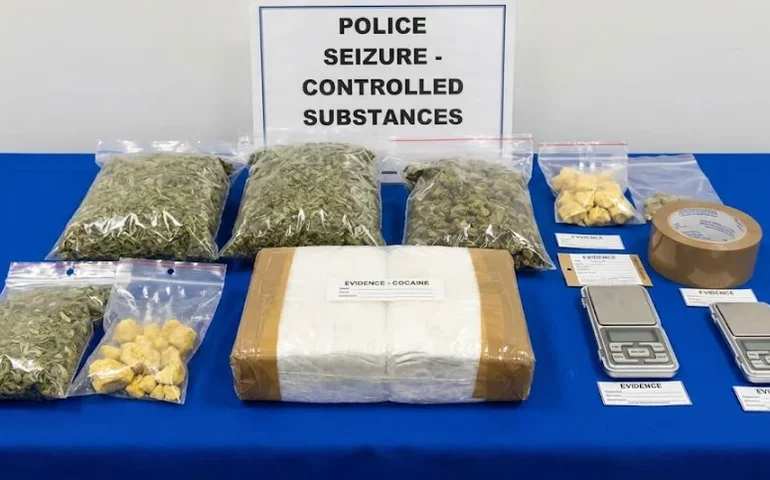 Tráfico no Brisa do Lago: PM apreende mais de 1,5 kg de drogas em casa utilizada como depósito; mulher foi presa